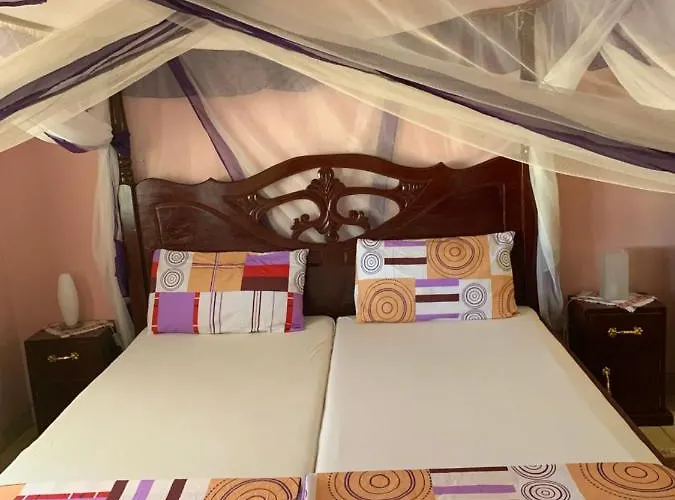 Zuri Homestay Wifi & Ocean Breeze !!
