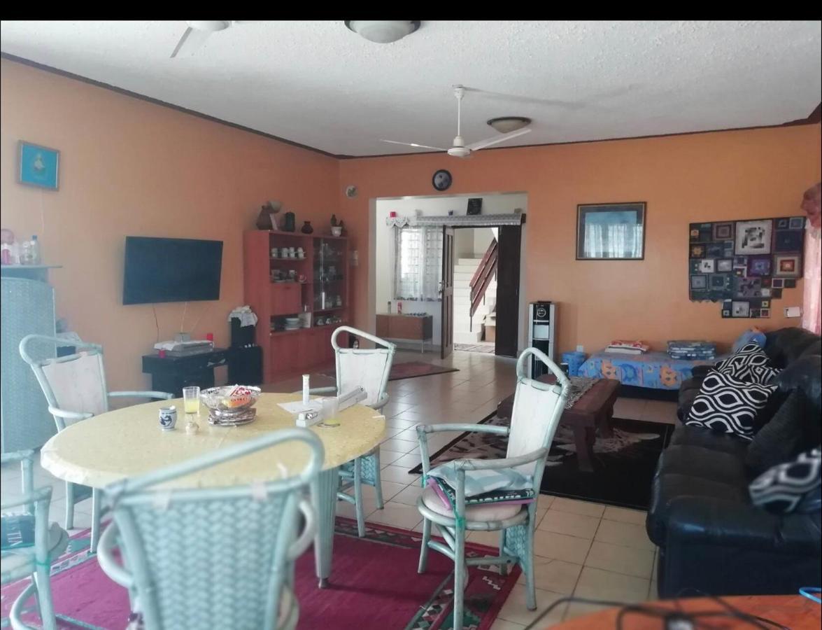 Homestay Zuri Wifi & Ocean Breeze !!